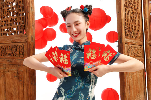 新年拿着红包的快乐女人图片下载