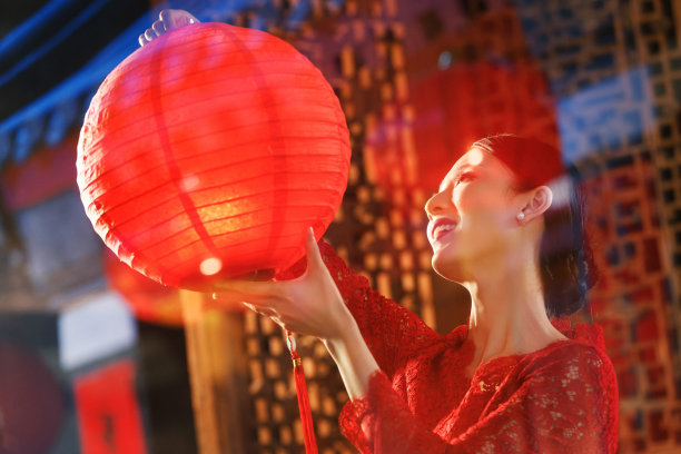 年轻女人过年挂红灯笼图片下载