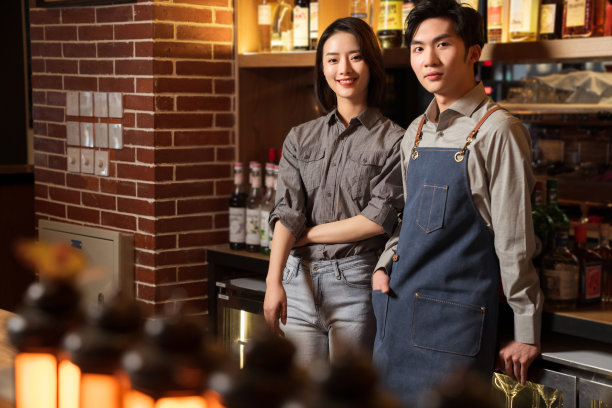 吧台内的服务员们图片下载