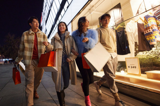 快乐的青年朋友逛街图片下载