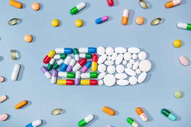 多色药丸摆成胶囊形状图片下载