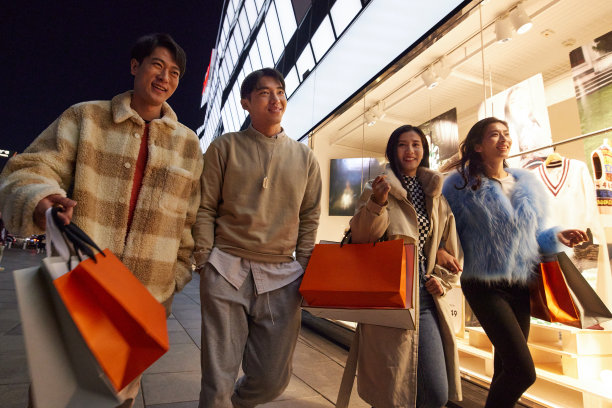 快乐的青年朋友逛街图片下载