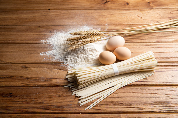 鸡蛋挂面和面粉特写图片下载