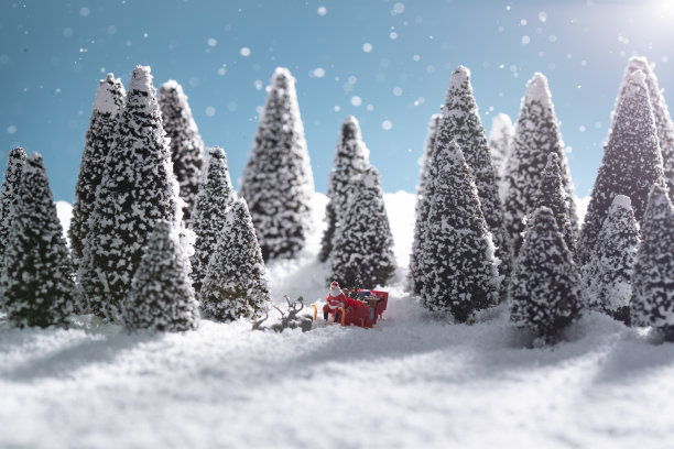 雪地上驯鹿拉着圣诞老人图片下载