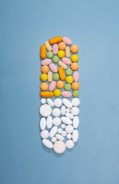 多色药丸摆成胶囊形状图片下载