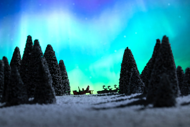 极光下驯鹿拉着雪橇上的圣诞老人图片下载