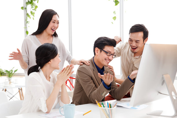 欣喜若狂的商务团队在办公室图片下载