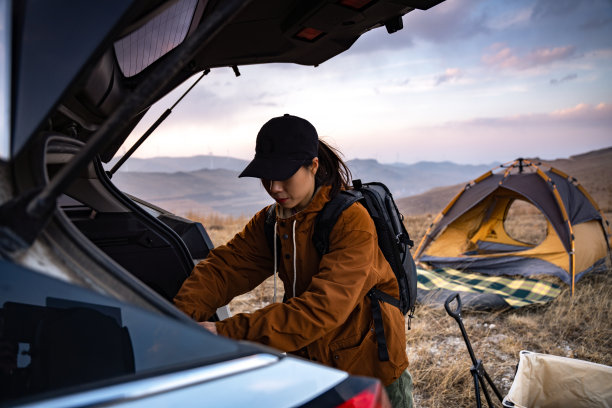 自驾的年轻女人准备露营图片下载