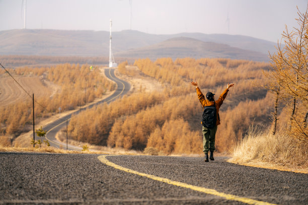 年轻女子户外徒步旅行的背影图片下载