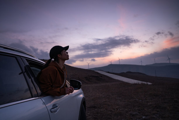 年轻女人自驾游图片下载