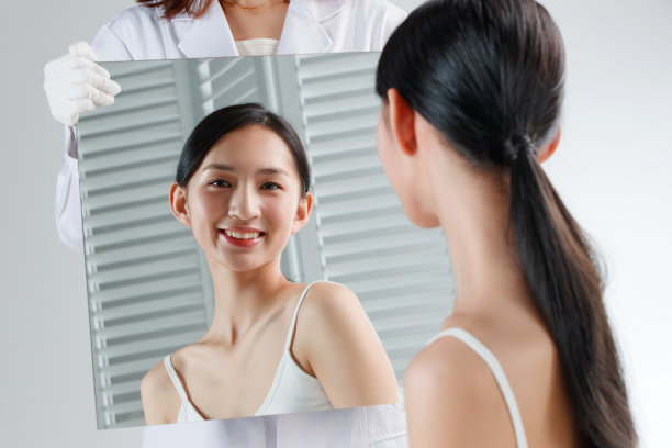 漂亮女人照镜子图片下载