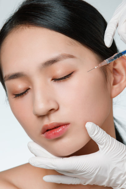 做面部注射的青年女人图片下载