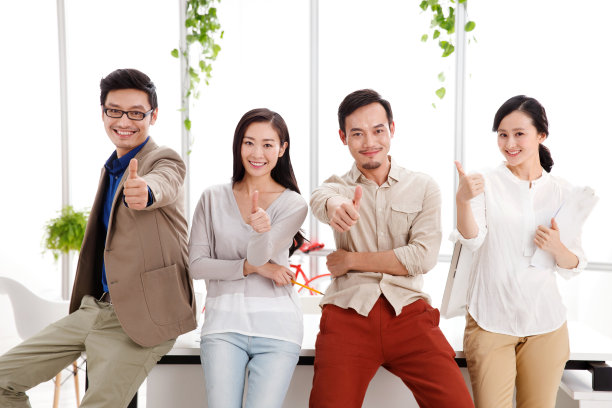欢乐的商务男女竖起大拇指图片下载