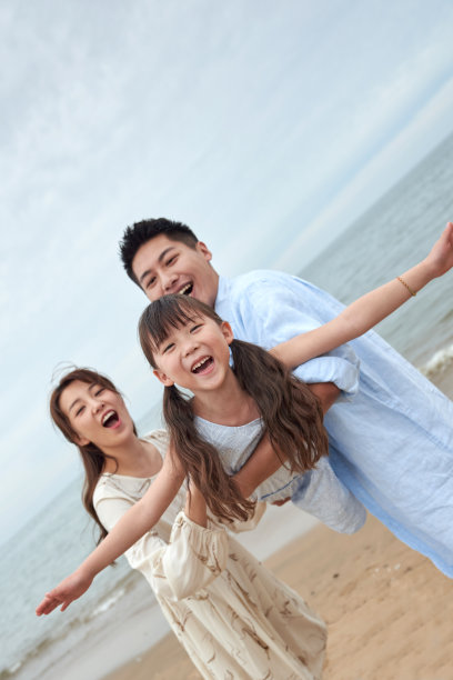 一家三口在海边玩耍图片下载