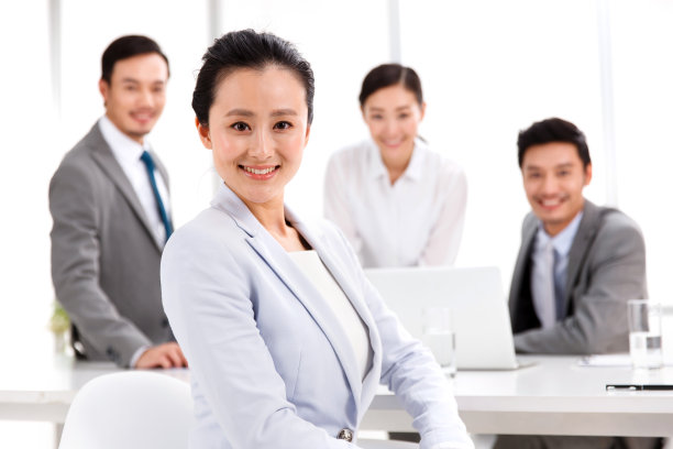 商务团队在办公室工作图片下载