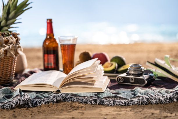 沙滩上的水果和饮料图片下载