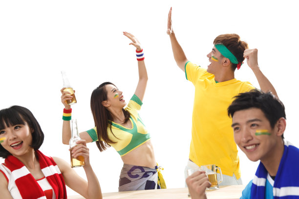 青年球迷看比赛欢呼呐喊图片下载