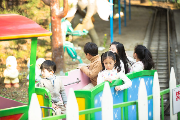男孩女孩坐在游乐场玩耍图片下载