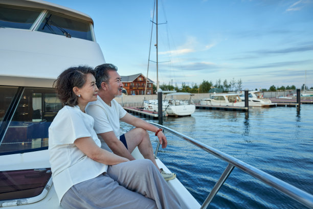 老年夫妇乘坐游艇出海图片下载