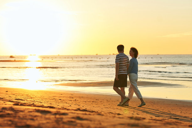 老年夫妇在海边散步图片下载