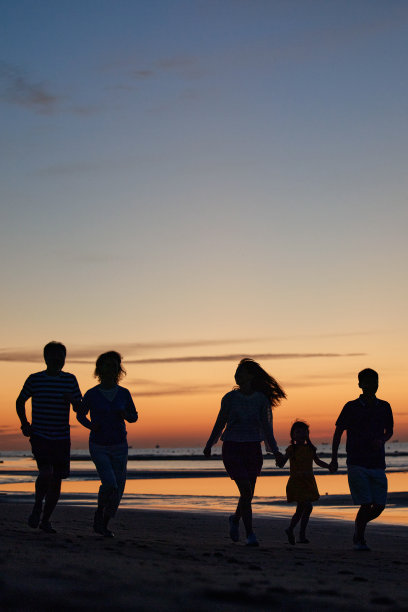 在海边度假的快乐家庭图片下载