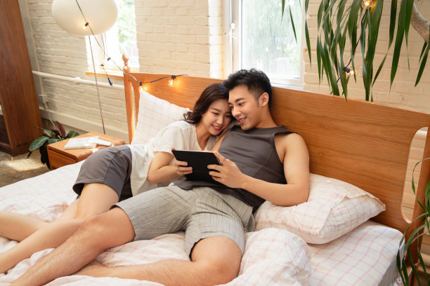 青年夫妇的家居生活图片下载