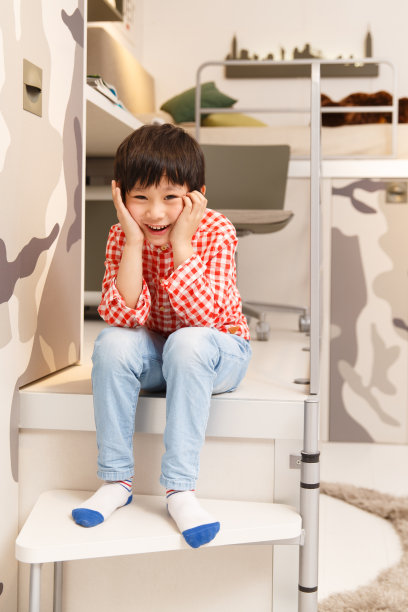 小男孩坐在台阶上玩耍图片下载