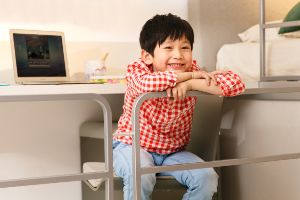 小男孩在卧室图片下载