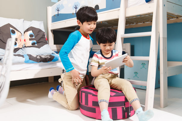 两个男孩在使用平板电脑图片下载