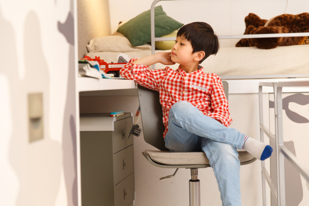 可爱的小男孩在卧室图片下载