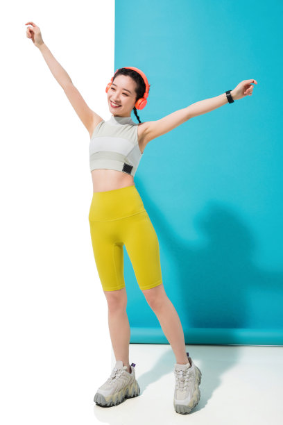 听音乐的年轻女孩图片下载