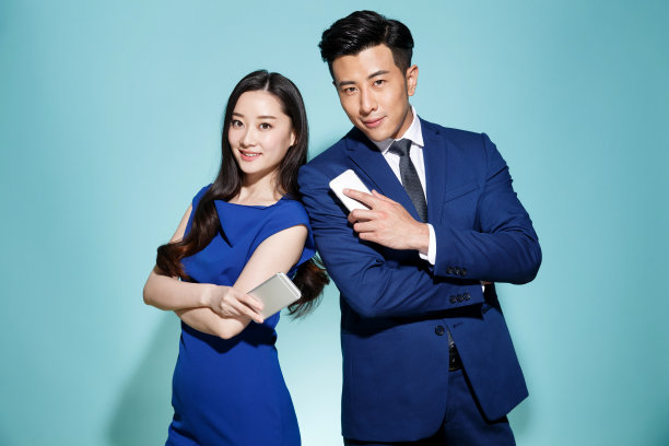 拿着手机的青年商务人士图片下载