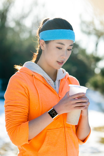 冬季户外的青年女人拿着饮品图片下载