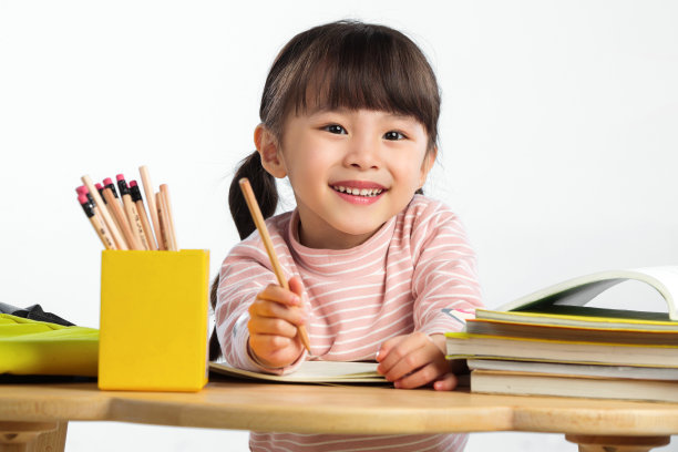 可爱的小女孩写作业图片下载