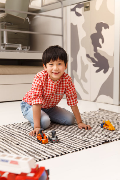 小男孩在地毯上玩耍图片下载