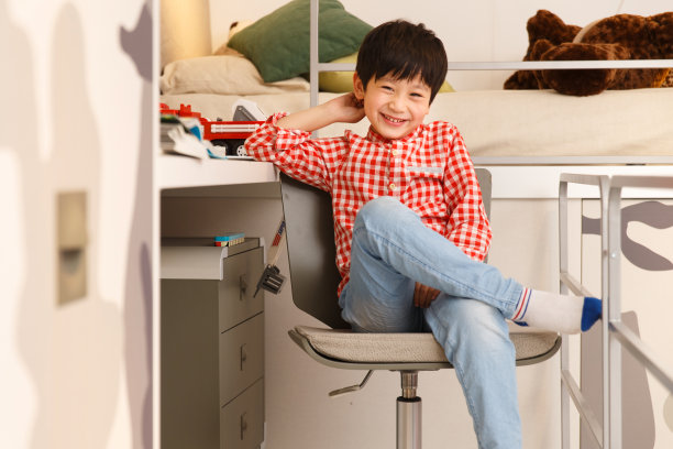 可爱的小男孩在卧室图片下载