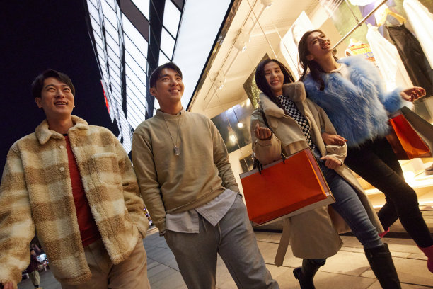 快乐的青年朋友逛街图片下载