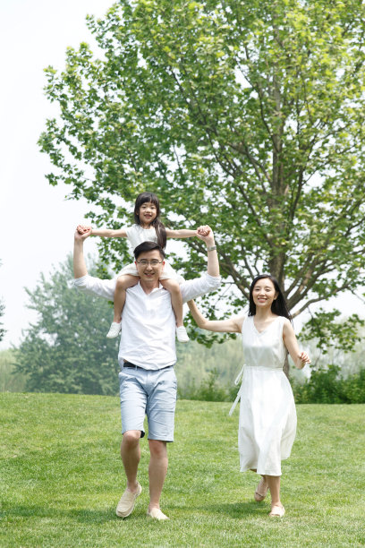 快乐的一家三口图片下载