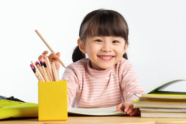 可爱的小女孩写作业图片下载