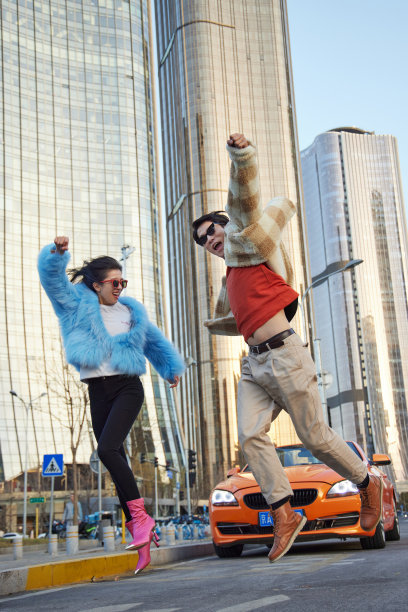 快乐的青年情侣图片下载