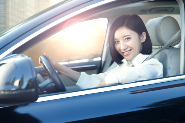 青年女人开车图片下载