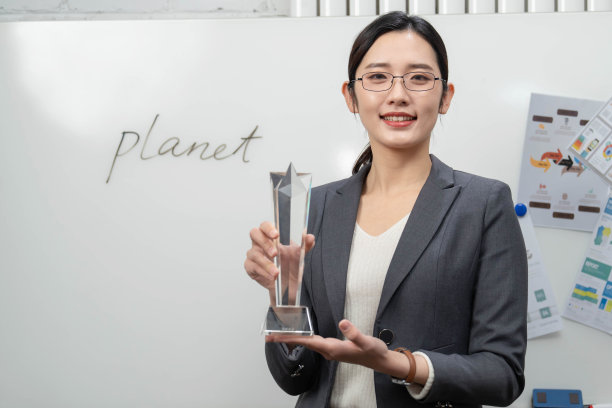 成功的商务女士拿着奖杯图片下载