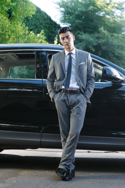 青年男人站在汽车旁边图片下载