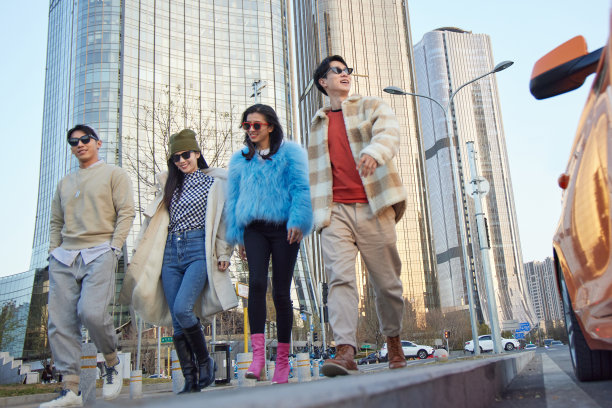 快乐的青年人逛街图片下载