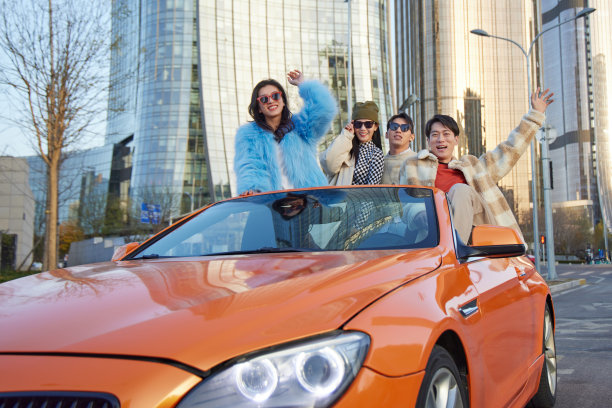 快乐的青年人驾驶跑车出行图片下载