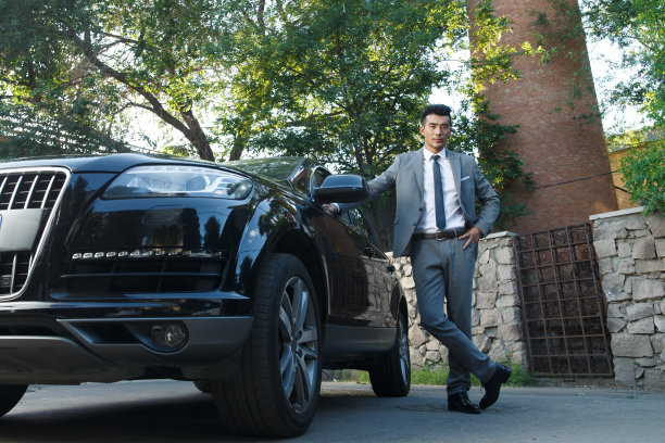 青年男人站在汽车旁边图片下载