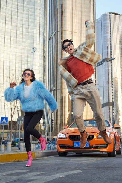 快乐的青年情侣图片下载