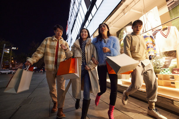 快乐的青年朋友逛街图片下载