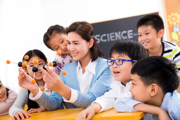 女教师和小学生在教室里图片下载