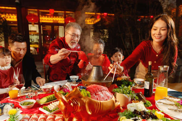 春节东方家庭在中式庭院内聚餐图片下载